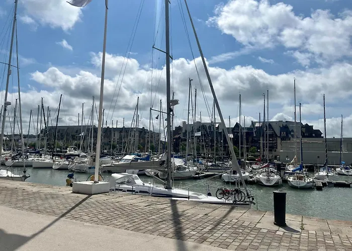 Maison Atypique Centre-village Au Calme Avec Vue Sur Les Toits * Cormeilles (Eure)